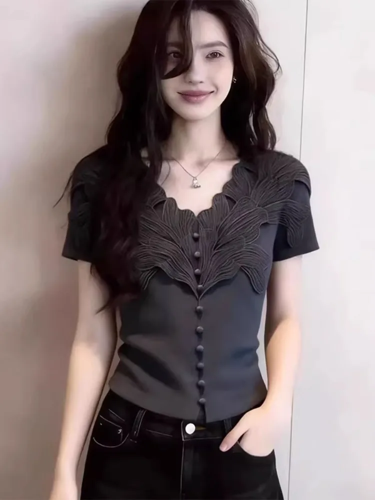 

Elegant Slimming V-Neck Short Sleeve Women's Top Fashionable French Style Shirt Bodice Design Embroidery Detail Summer 2026