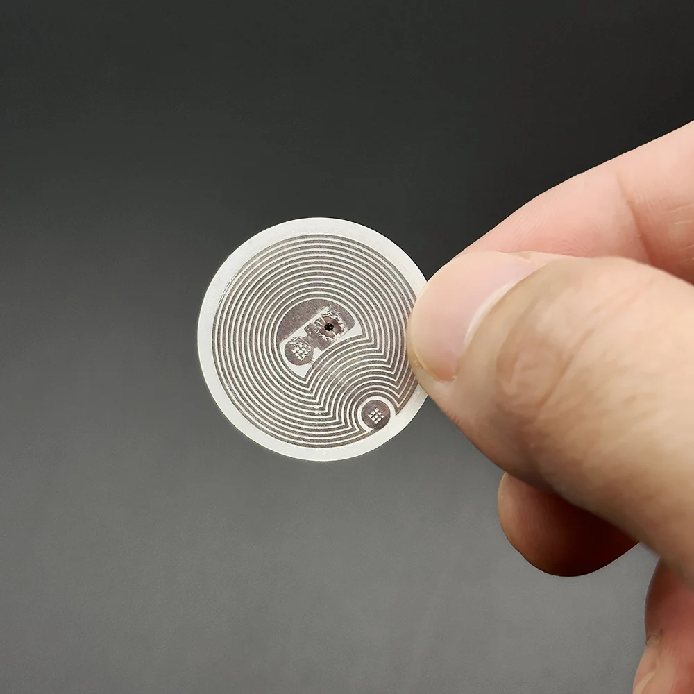 ホワイト Ntag 215 NFC 電話利用可能 RFID タグステッカー粘着ラベル NFC Ntag215 自己粘着タグ 13.56MHz ISO14443A ステッカー