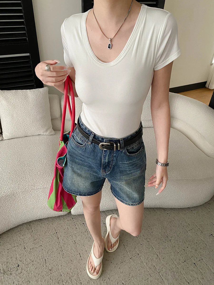 Sommerliche Damen-Shorts aus Baumwoll-Denim in einfarbigem amerikanischem Retro-Stil mit hoher Taille, schlank machendem A-Linien-Schnitt und weitem Bein. – Detail 4