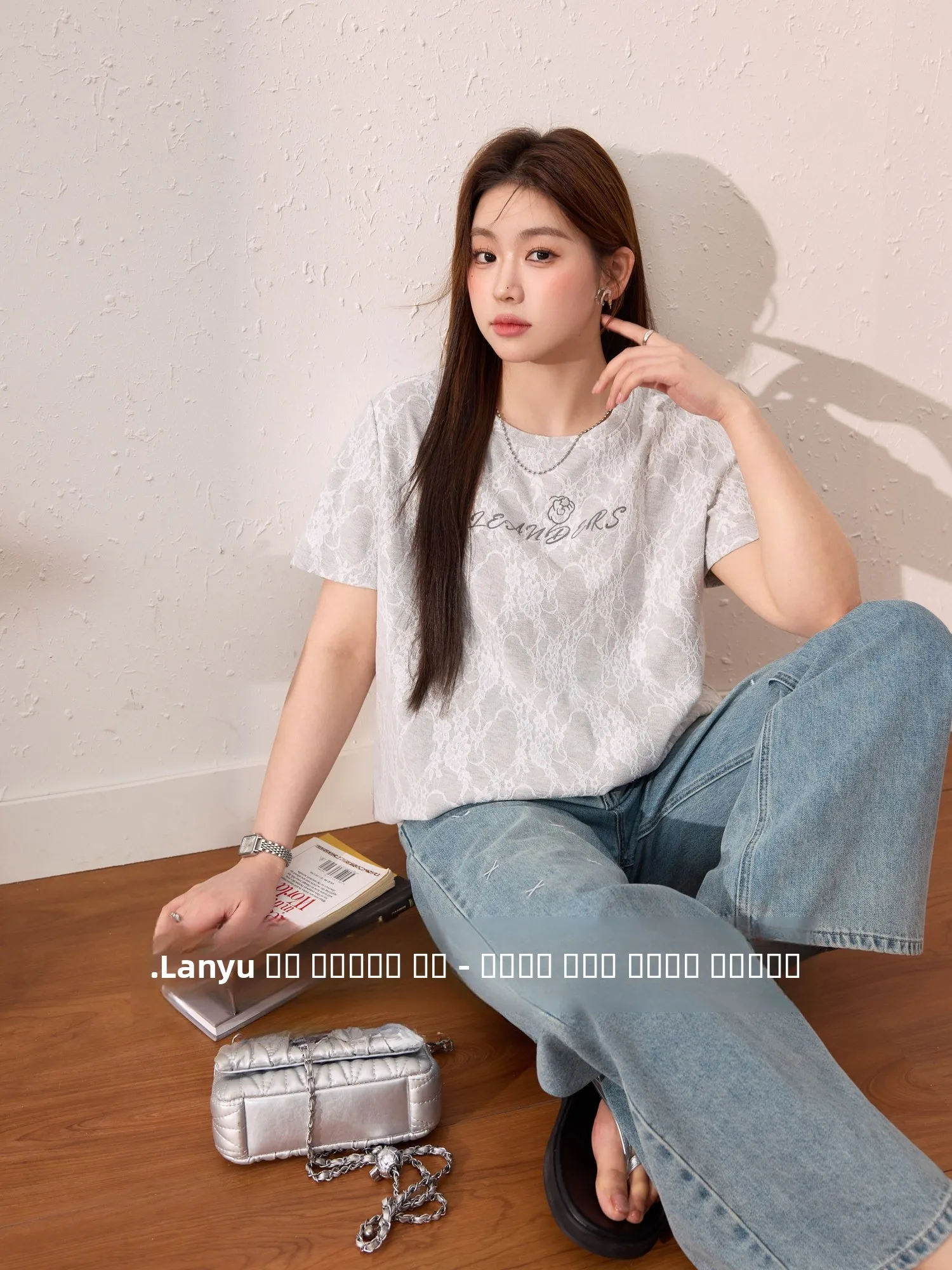 Niebieska koszulka damska plus size, wyszczuplająca, z bogatym haftem, z krótkim rękawem, letnia, luźna, wygodna, uniwersalna bluzka.