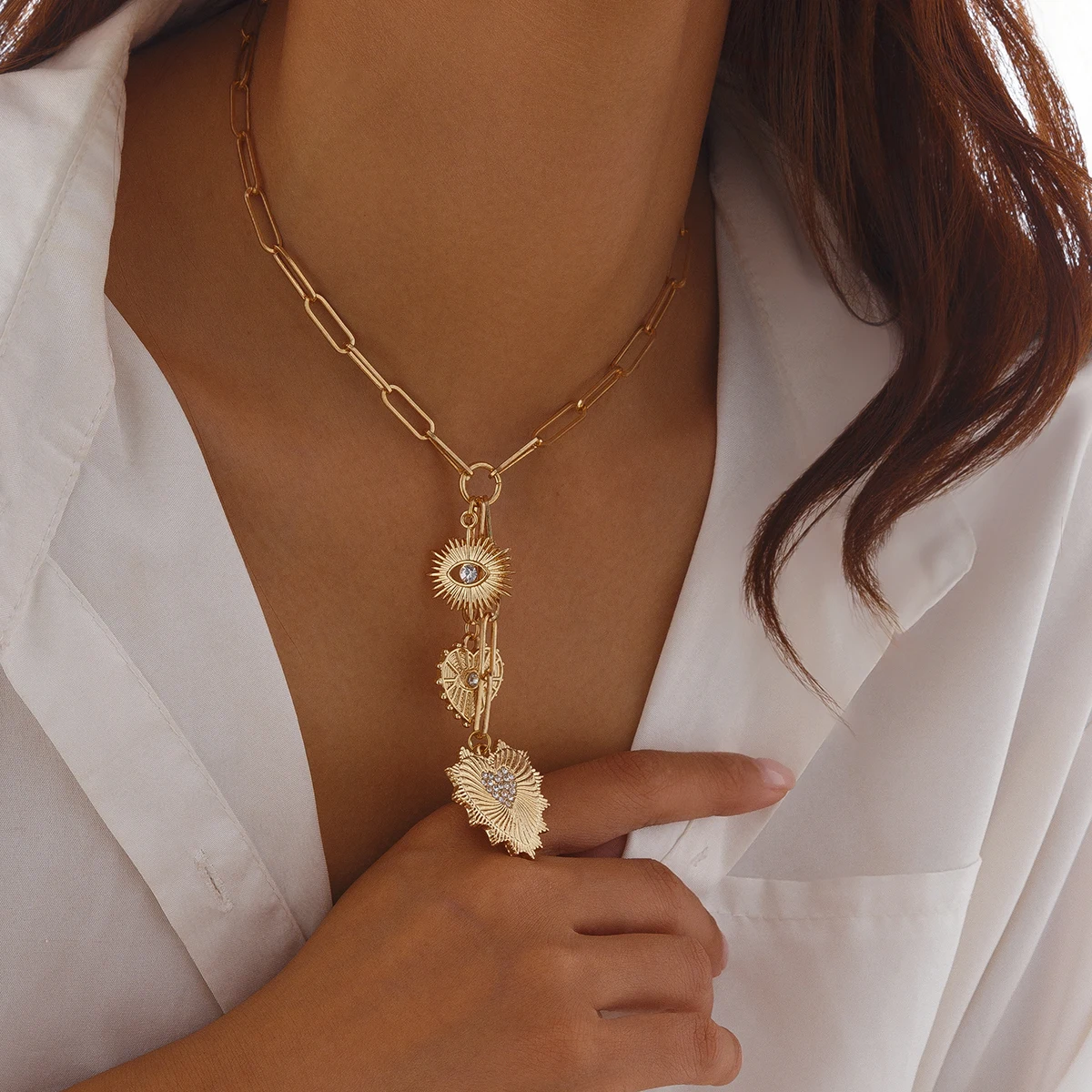 Salircon New Vintage Rhinestones Love Heart Pendant Necklace for Women 2024 Luxury Classic Gold Color Clavicle Chain Jewelry view 3