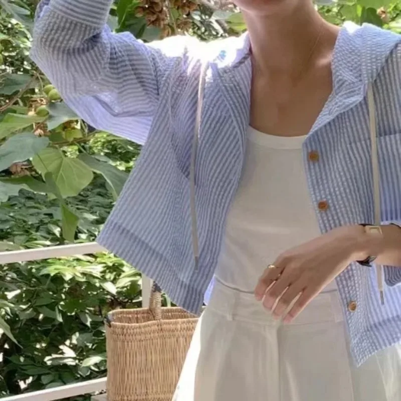 قميص كوري أنيق قابل للتنفس بألوان متباينة مع غطاء للرأس للنساء فضفاض بأكمام طويلة واقي من الشمس قصير مناسب لكل موسم