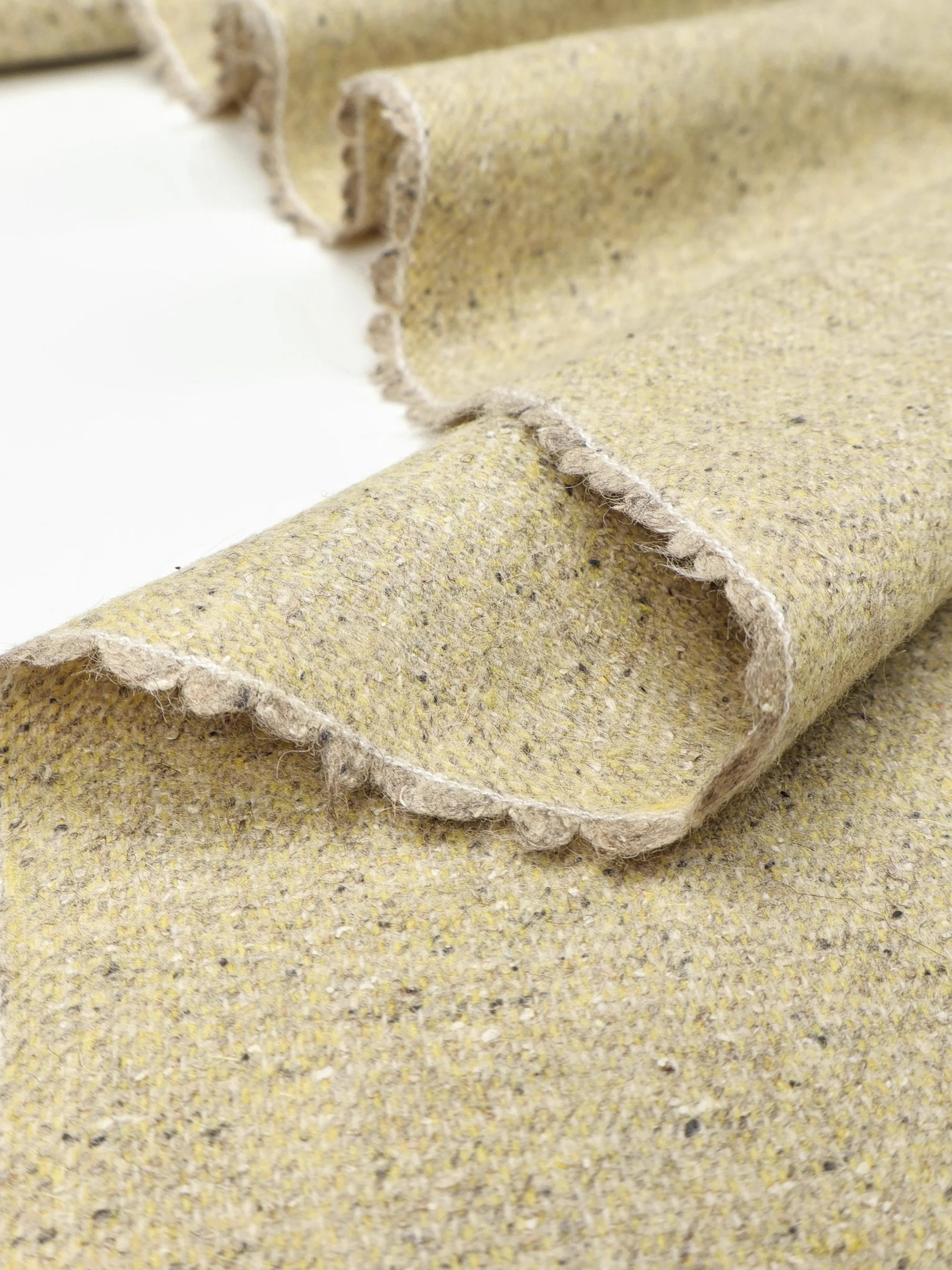 Tela de lana fina con ligera elasticidad en amarillo mostaza y estampado de puntos florales para conjunto de traje, chaleco, pantalones, bricolaje