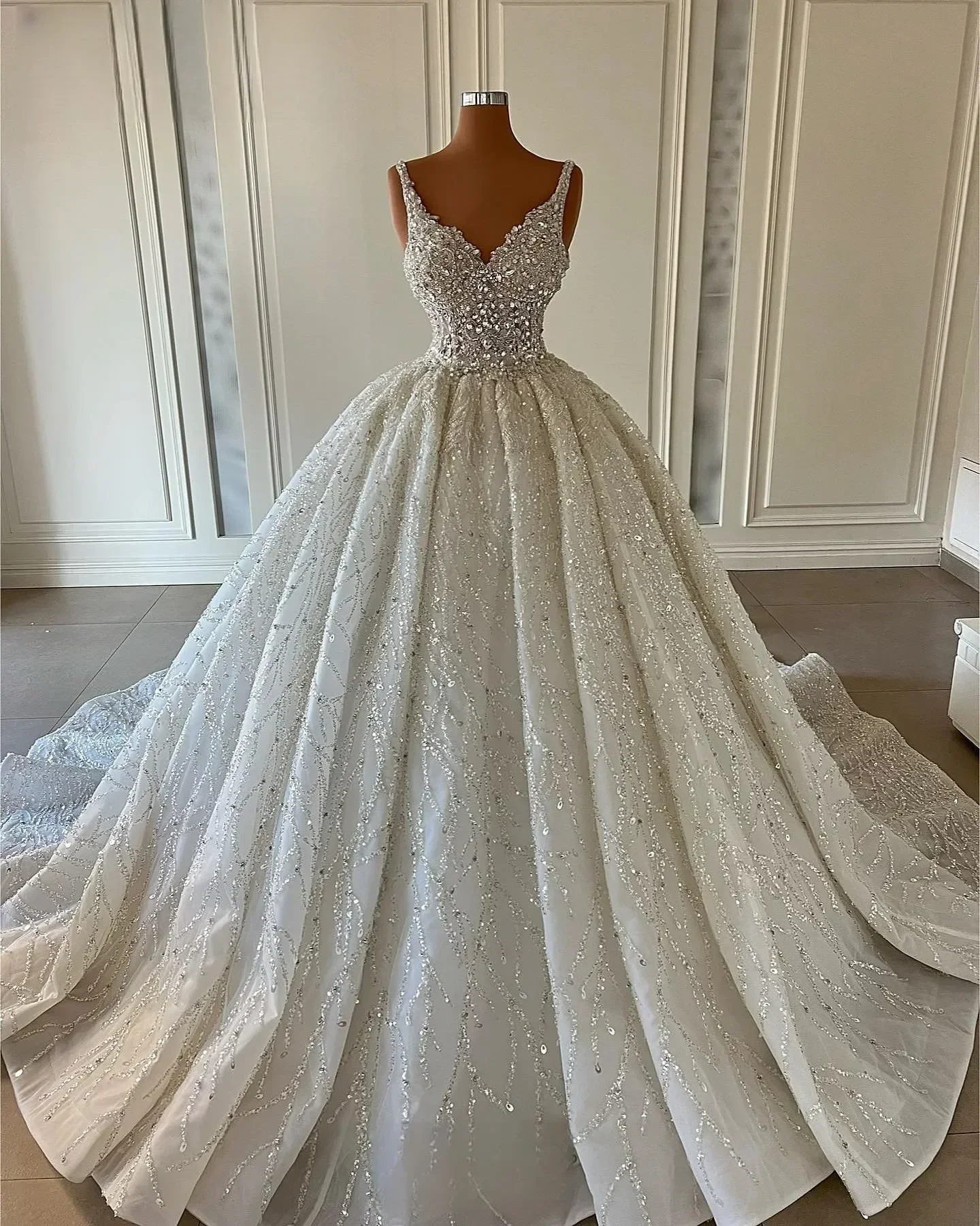 Customized  Spaghetti Strap Shinny Crystals Beads Wedding Dress Sweep Train Robe De Mariee Plus Size Ballgown Bridal Gown