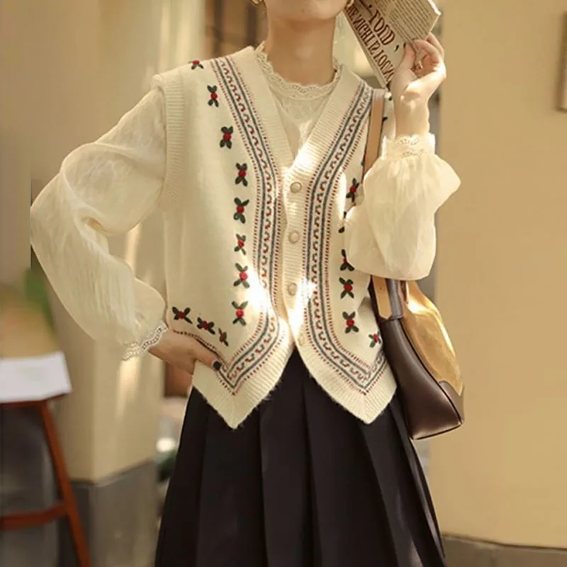 

2023 New Autumn Winter Fashion Women Vest Vintage V-Neck Embroidery Knit Vest Loose Stripes French Preppy Style Cardigan Vest