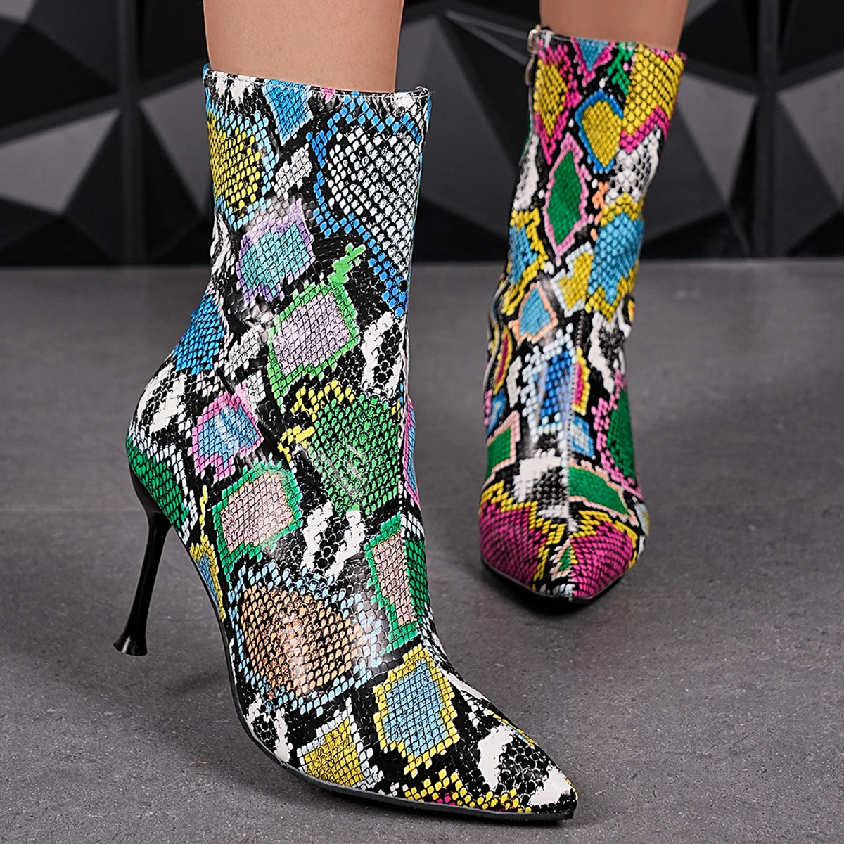 

2025 г., модные зимние женские ботильоны большого размера, вечерние туфли на тонком высоком каблуке, женские офисные короткие ботинки с пряжкой на ремне и острым носком на молнии