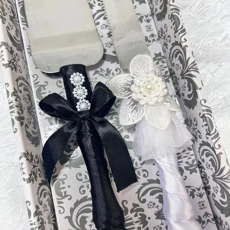 Stainless steel cake tableware, decorated with flowers and lace, wrapped in black and white - elegant wedding tools