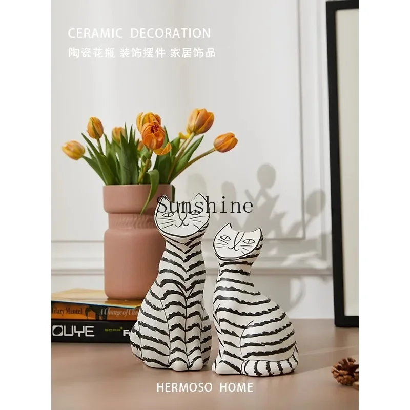 Flat-faced cat ceramic ornaments, living room desktop wine cabinet decorations