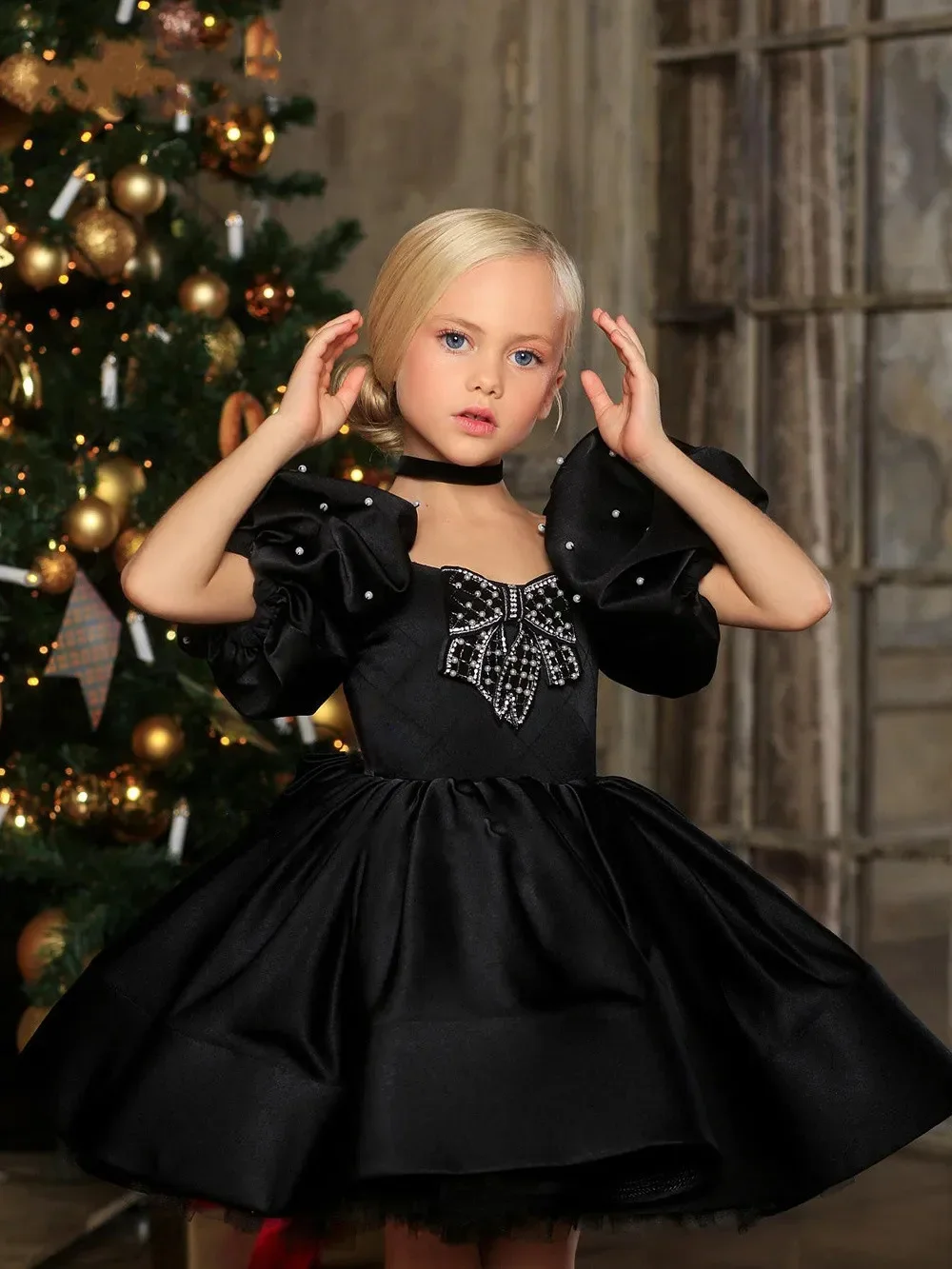 

Strapless Luxury Crystals Bow Short Puff Sleeve A Line Flower Girl Dress Knee Length Classic Elegant Full Ball Communion Gown