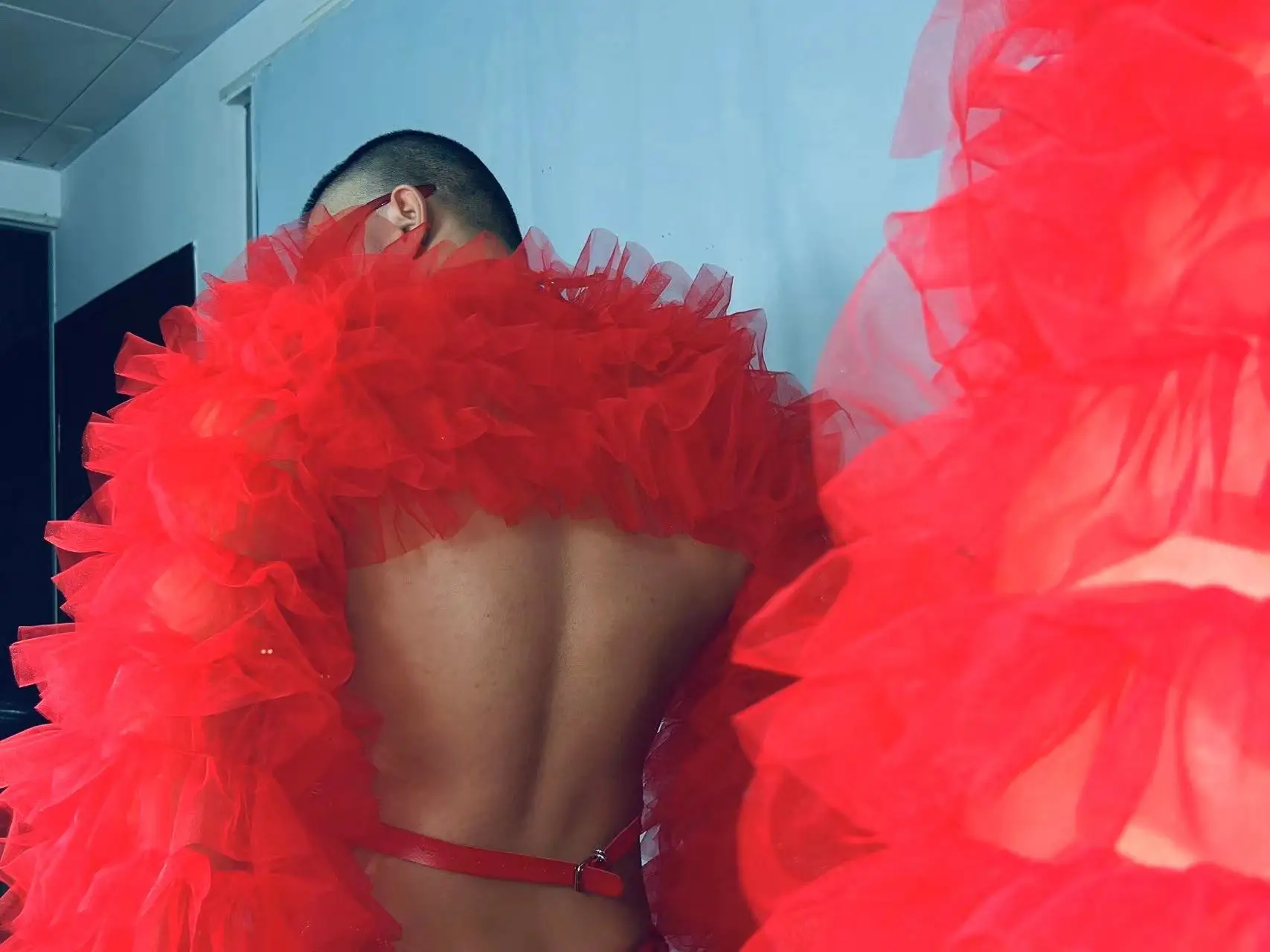 Kurtka z puszystymi rękawami męska odzież sceniczna seksowna kostium taneczny z czerwonymi pasy na klatkę piersiową cekinami spodenki do klubu nocnego Gogo db7988