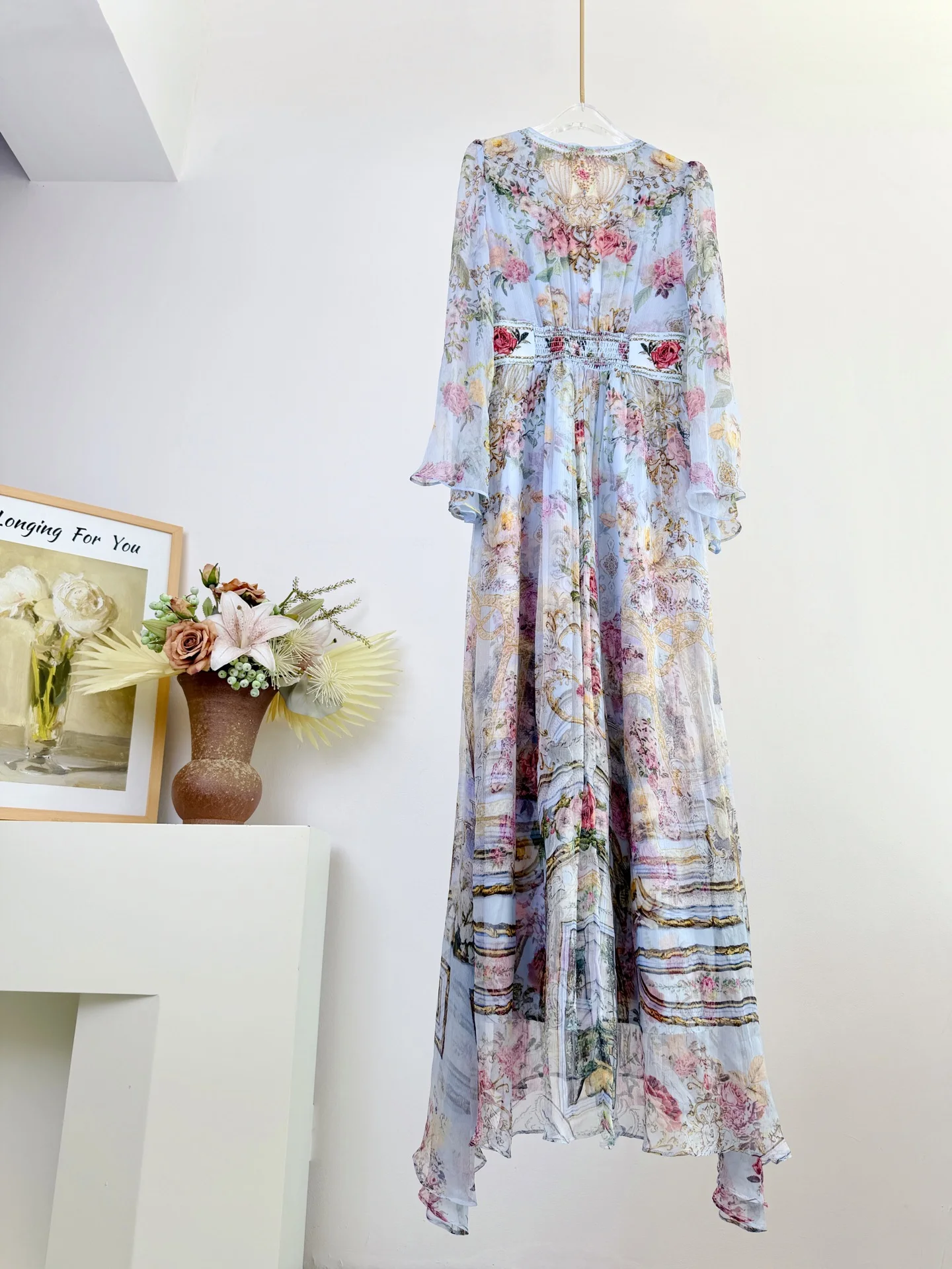 ชุดเดรสยาวสีฟ้าประดับคริสตัลลายดอกไม้ คอวี แขนบาน เอวยางยืด ผ้าไหมแท้ 100% สำหรับผู้หญิง