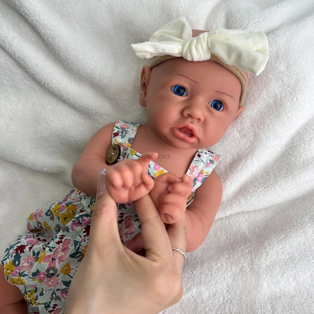 

Потрясающая 18-дюймовая силиконовая кукла Reborn для маленьких девочек, ручная роспись с открытыми глазами, реалистичная кукла для новорожденных, подарки, декор и витрина для детской комнаты