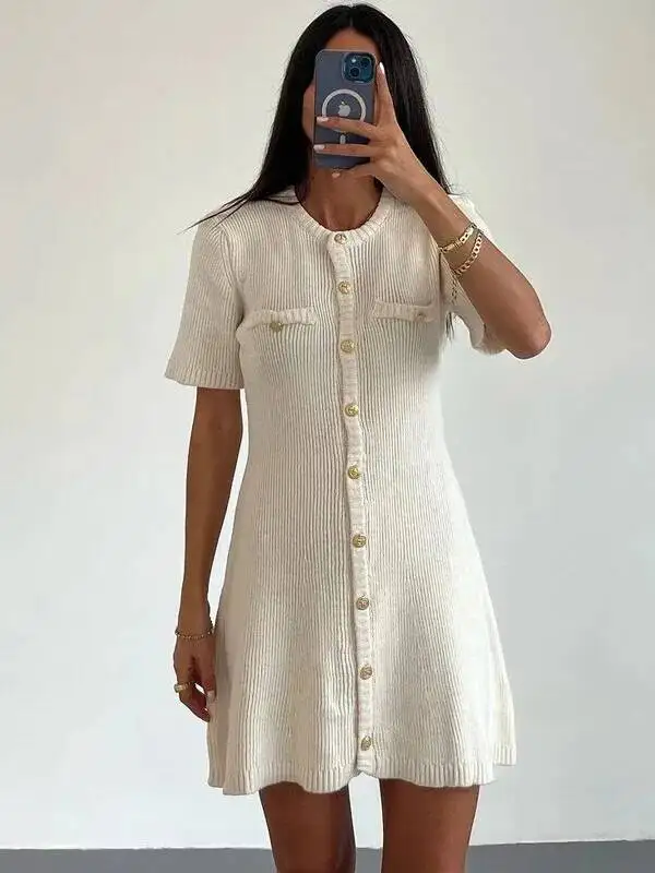 Mini abito bianco elegante lavorato a maglia per le donne Bottone in metallo Abito maglione sexy a costine sottile Abiti da festa per le vacanze Autunno Nuovo