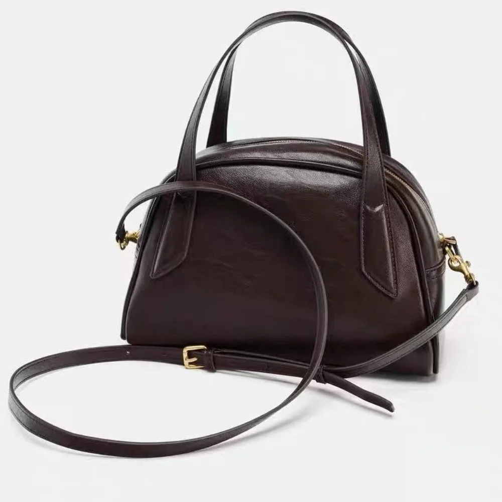 おしゃれな都会風シンプルスタイル レディースショルダーバッグ 2026年トレンド ハンドバッグ 軽量 高級感 テクスチャ クロスボディ ピローバッグ 新作