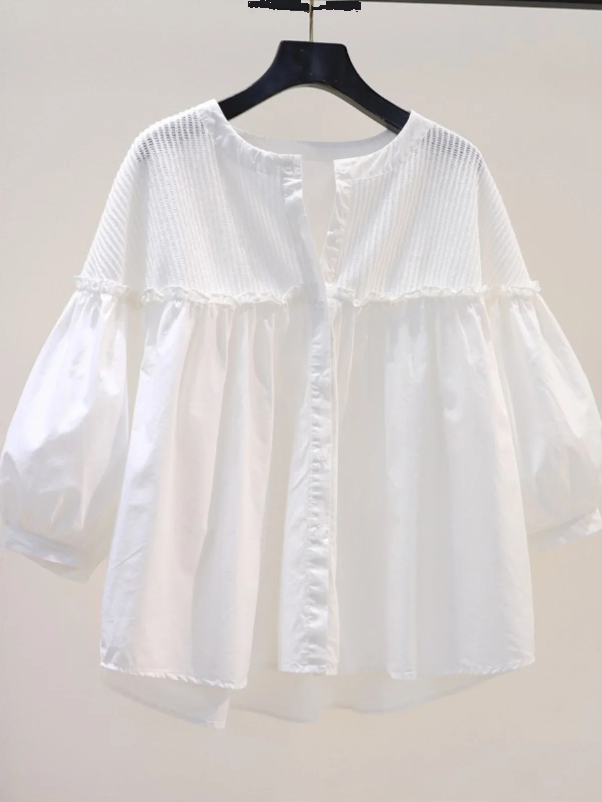 เสื้อผู้หญิงดีไซน์เกาหลีแบบสปิลส์เก๋ไก๋ รุ่นใหม่สำหรับฤดูร้อนปี 2025 ทรงหลวม แขนพอง ผ้าเนื้อนุ่ม ยืดหยุ่น คอทรงกลม