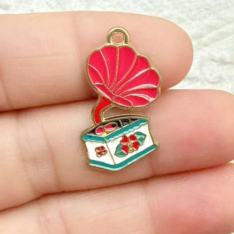 1Pieces Retro and nostalgic styleDIYOrnament Accessories8090Vintage bicycle, sewing machine, camera, alloy oil drip Party Pendan