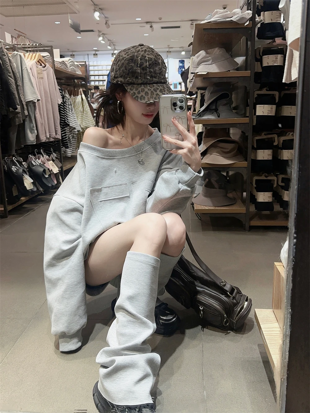 

2024 American Casual Slanted Shoulder Printed Letter Loose Long-sleeved Sweatshirt + High-waist Slimming Wide-leg Shorts