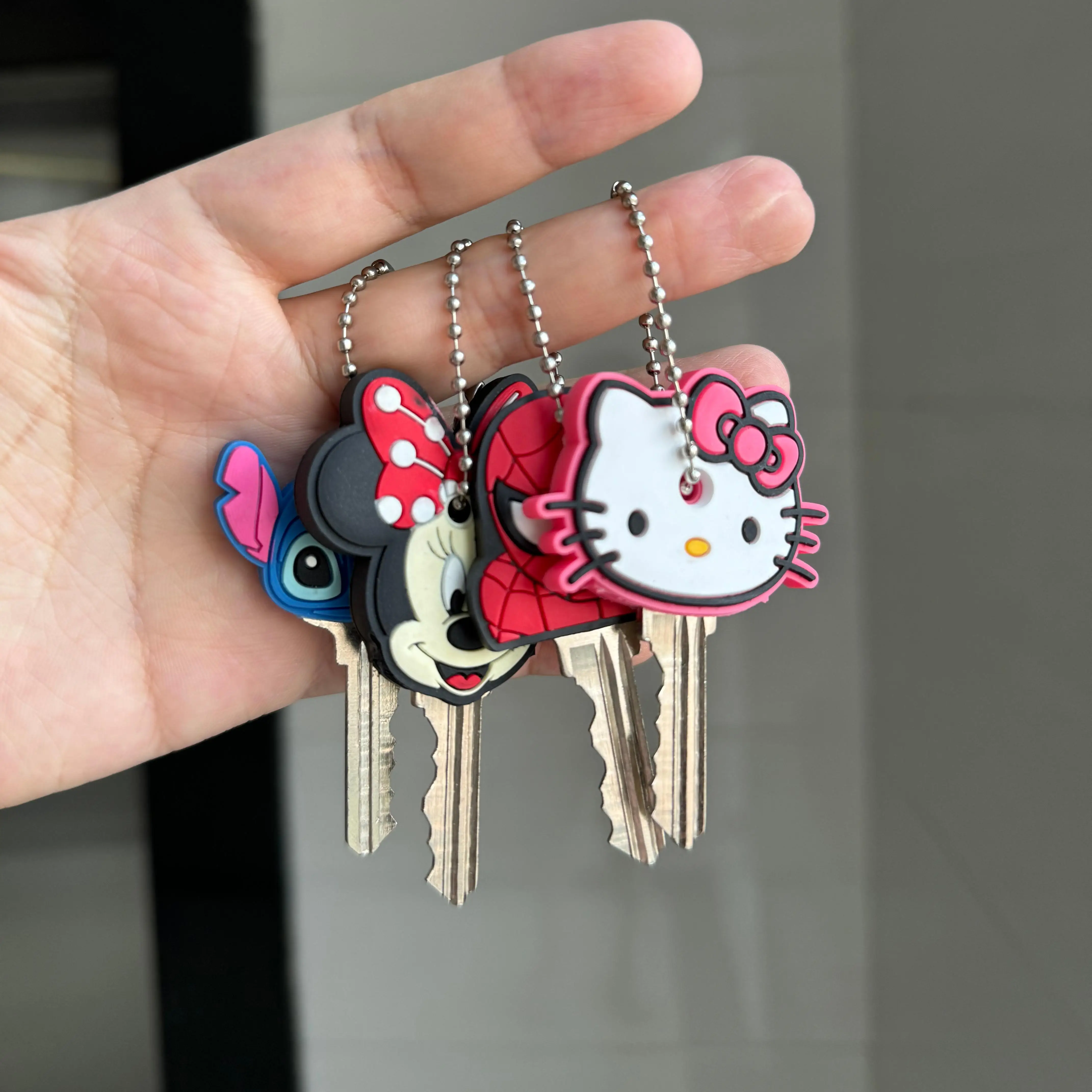 Recién llegado, llavero de dibujos animados, llaveros de Los Vengadores Minnie, llaveros de araña de dibujos animados para hombre y gato, tapas para llaves, llavero de coche, soporte para llavero para mujer