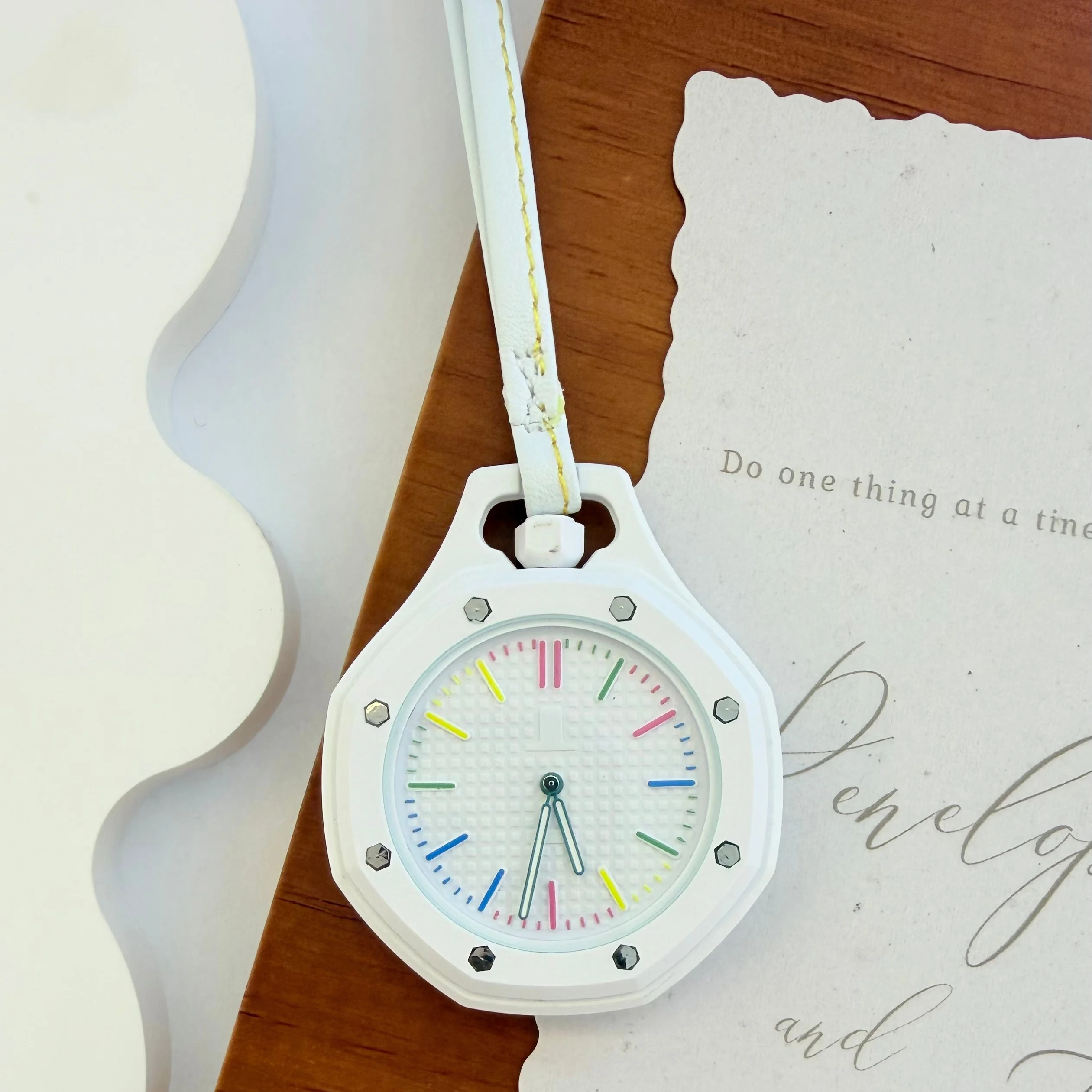 Reloj de bolsillo octogonal Dopamine Macaron, reloj colgante de cuarzo unisex estilo Royal Pop, con correa de cuero del mismo color, reloj accesorio de moda para bolso, reloj colgante portátil con puntero, adecuado para regalos de cumpleaños