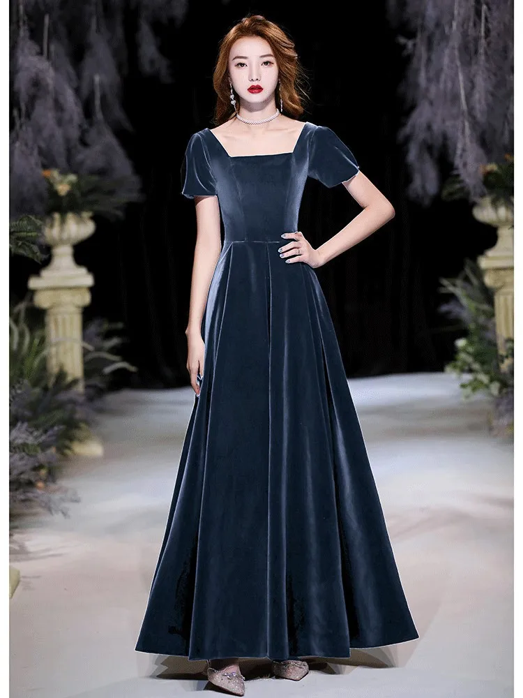 

Velvet dress with a light luxury and niche feel a long dress for the student art examination of the host choir performance