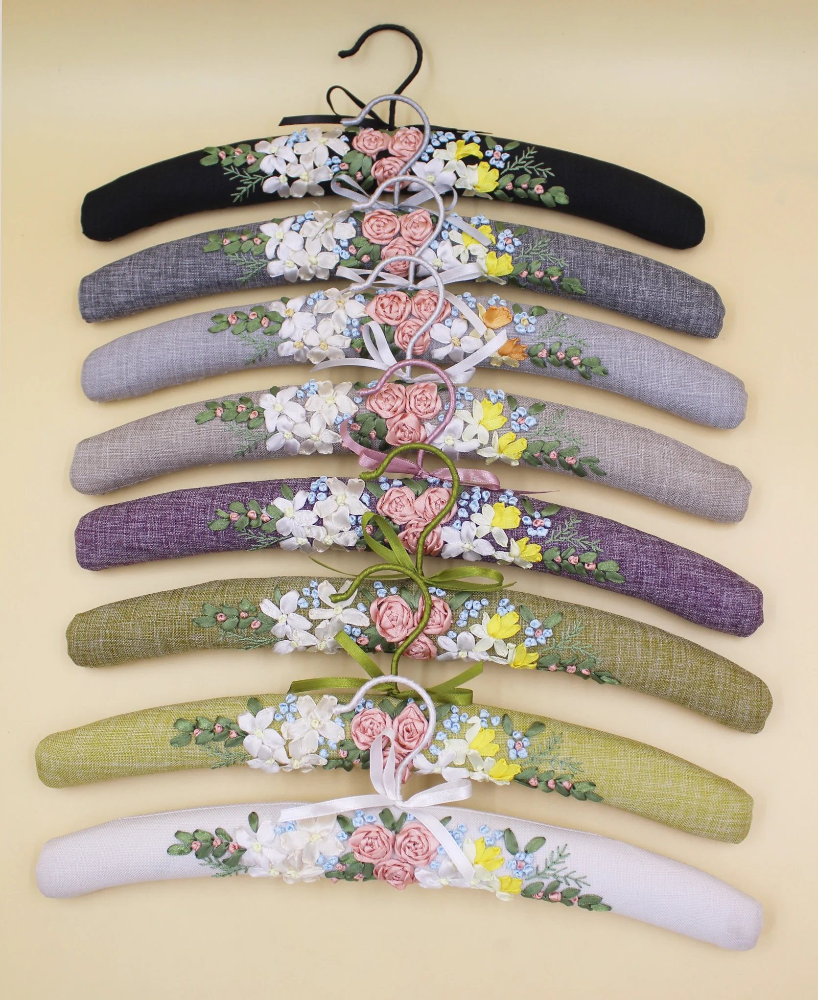 

Clothes Hanger Sponge Non-marking Non-slip High-end Bedroom Home Embroidery retro NewChinese-style Suitable for Wardrobe Storage