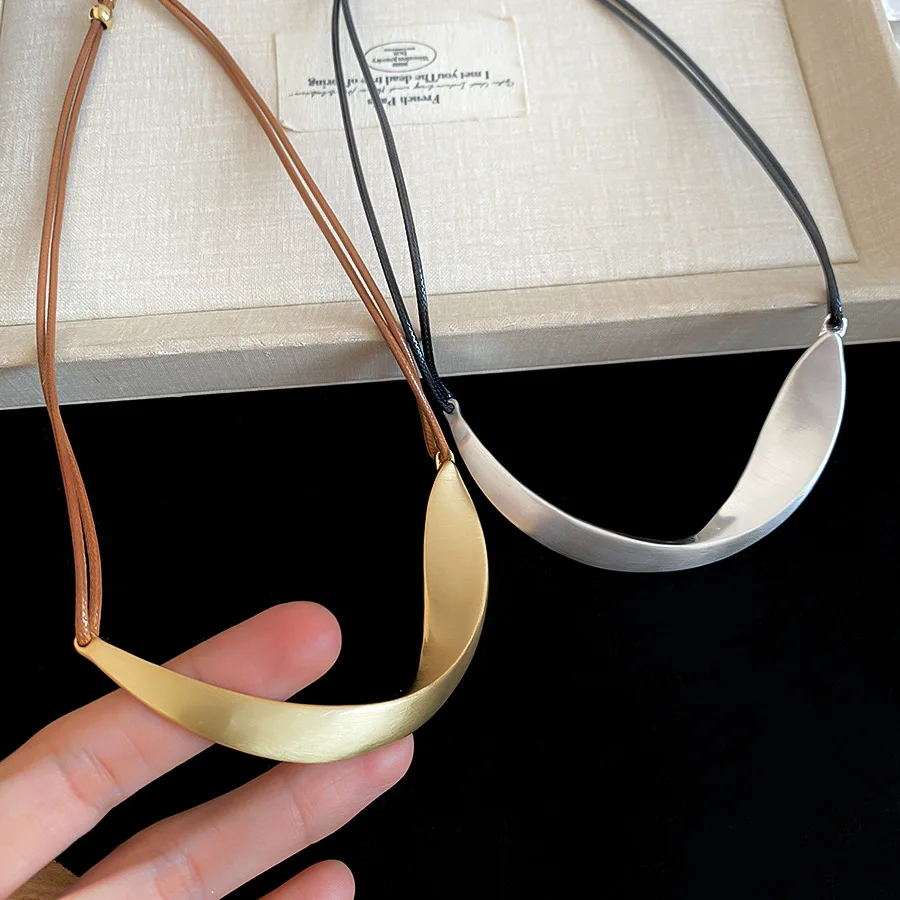 غير المتكافئة قلادة قلادة الحد الأدنى المختنق قلادة المتخصصة الاتجاه طوق العظام سلسلة جهد أنيقة الفاخرة مستوحاة هدية