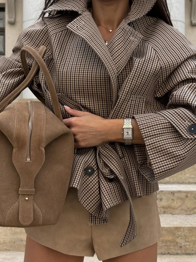 Klassischer karierter kurzer Trenchcoat für Damen, schickes Revers, zweireihig, mit Taillengürtel, langen Ärmeln, Herbst-Windbreaker-Oberbekleidung – Detail 24