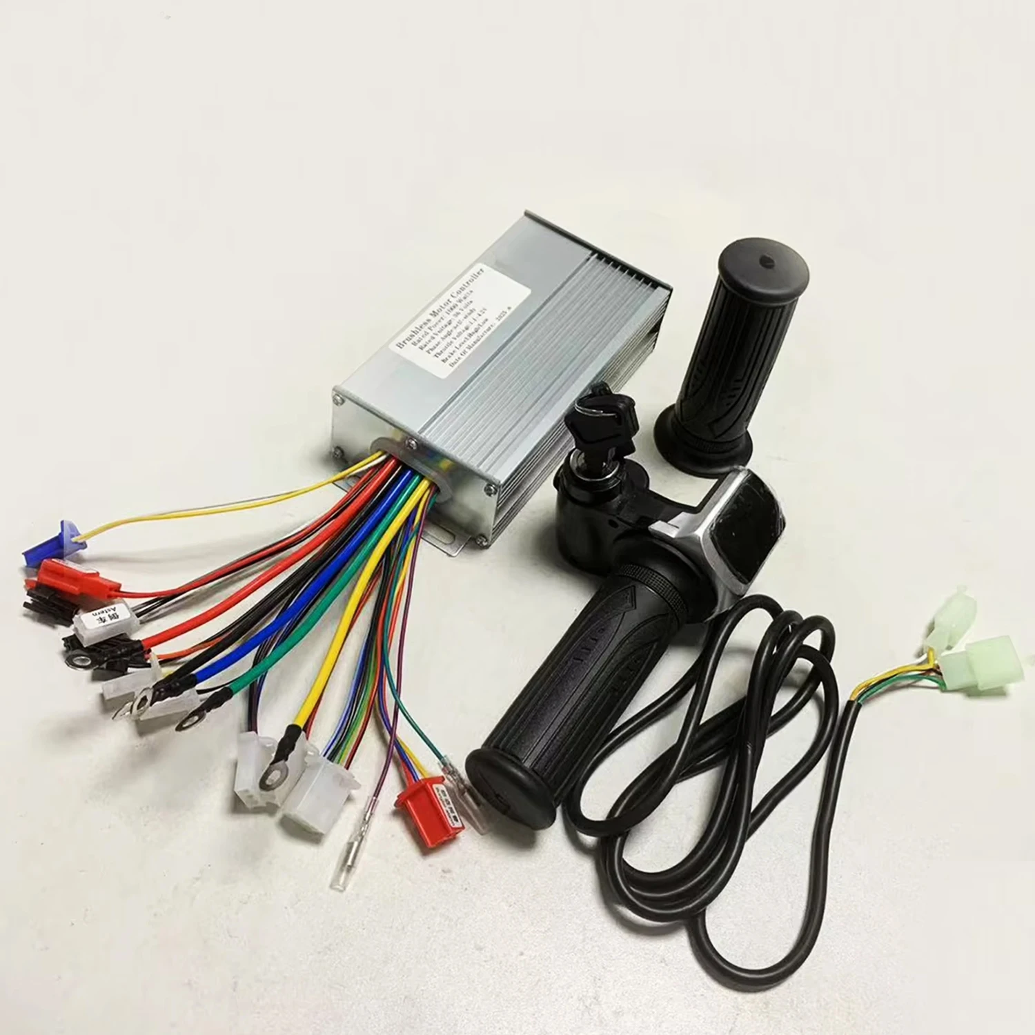 36V 1000W E-Bike bürstenloser Gleichstrommotor, 2-Modus-Controller mit Sperre, Power-LED-Anzeige, Drehgasgriff für Elektroroller. – Detail 5