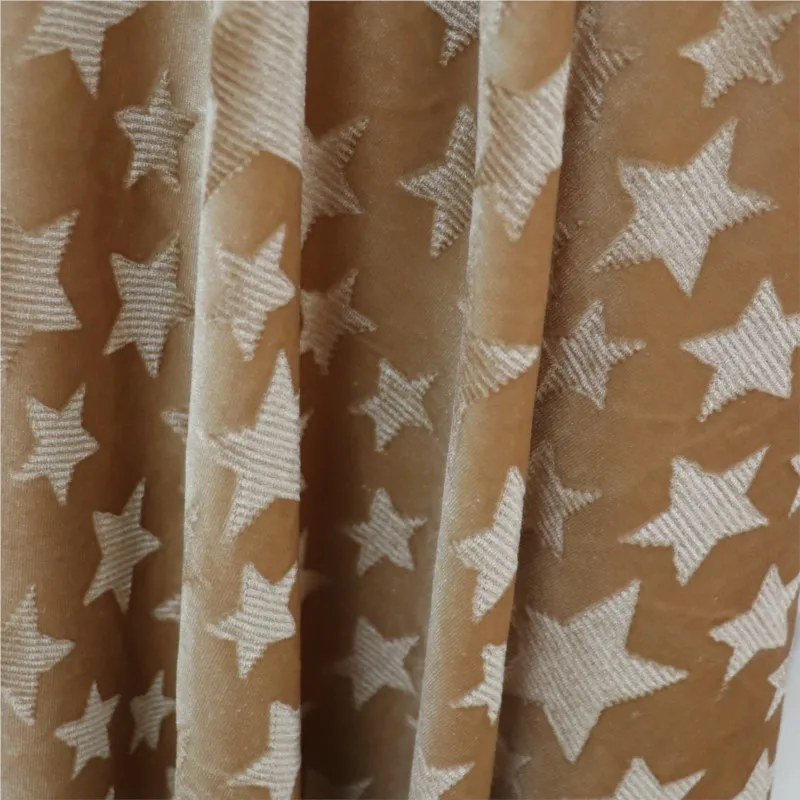 벨벳과 금색 워프 니트 원단으로 제작되었으며, 주름이 생기지 않고 엠보싱 처리된 스프레이 페인팅으로 세련된 드레스 이브닝 가운