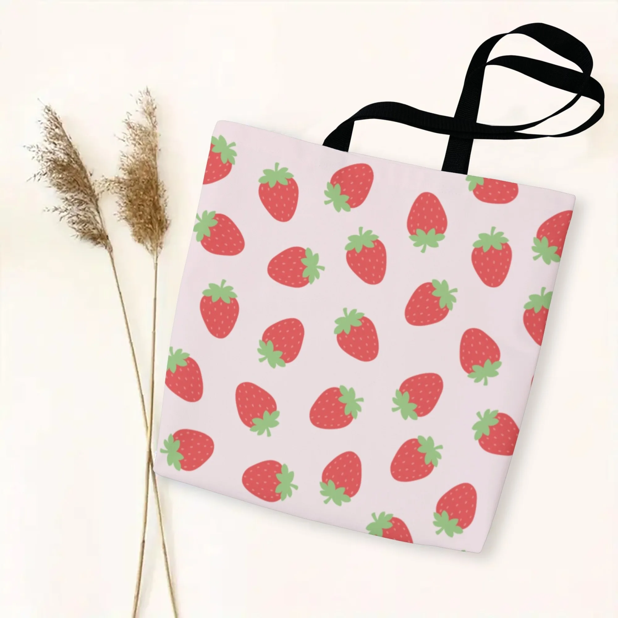 حقيبة يد قماشية متينة بطباعة فراولة للنساء حقيبة كتف مطبوعة باللون الوردي ذات سعة كبيرة حقيبة يد كاجوال قابلة لإعادة الاستخدام للسفر