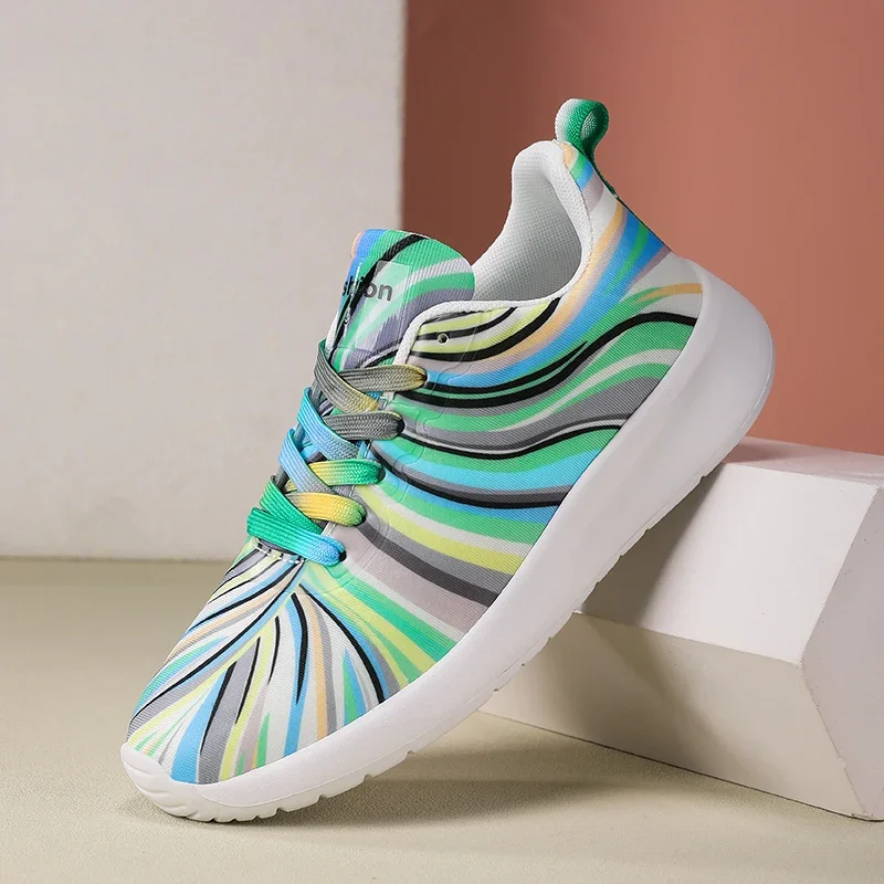 أحذية رياضية كاجوال مخططة بألوان قوس قزح للنساء، أحذية صيفية شبكية عصرية مسطحة للشاطئ والعطلات الترفيهية برباط للسيدات