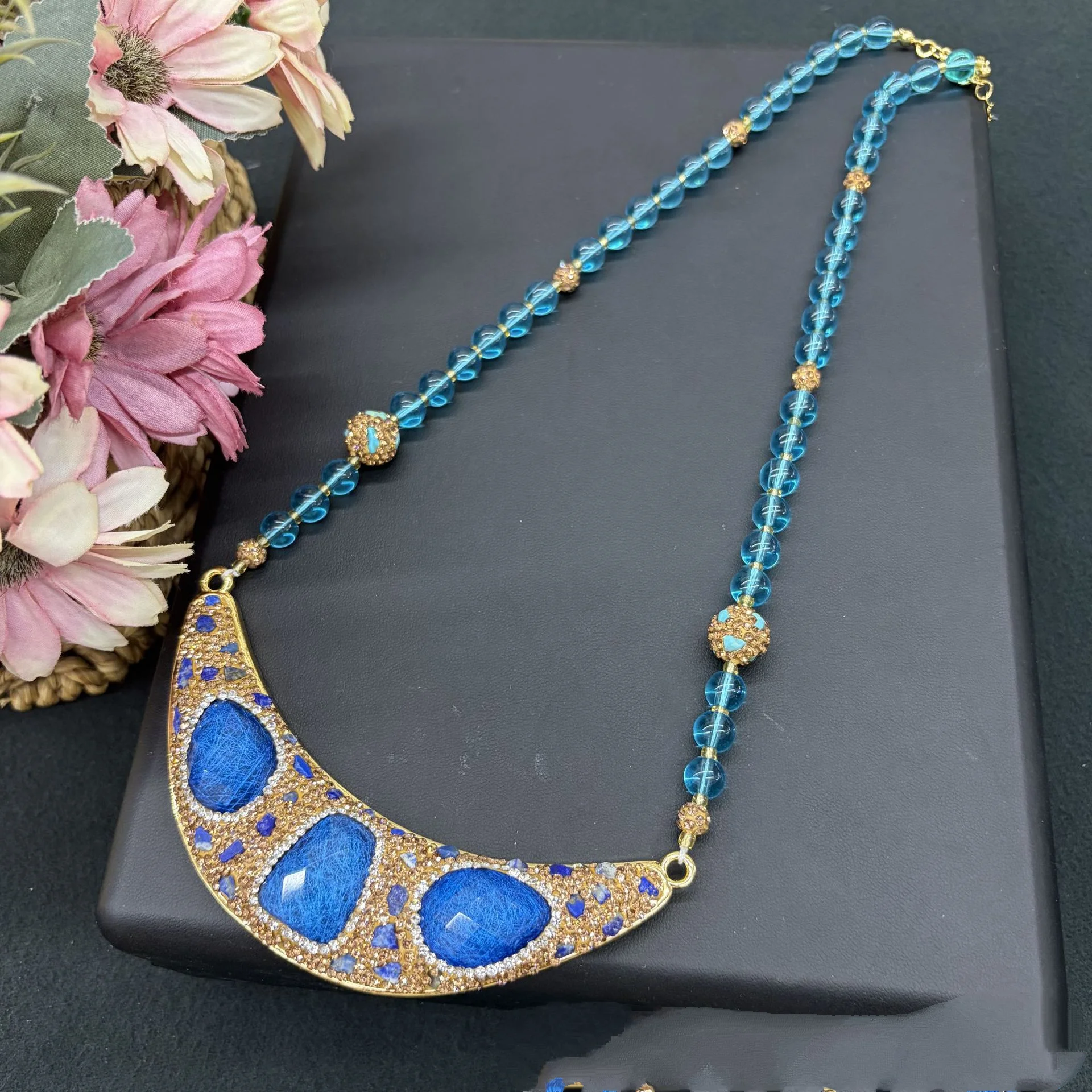 Celebration Style Crescent Moon Inlaid Crystal Necklace Elegant Delicate Shiny Fashion Neck Ornament for Women Chinese Banquet