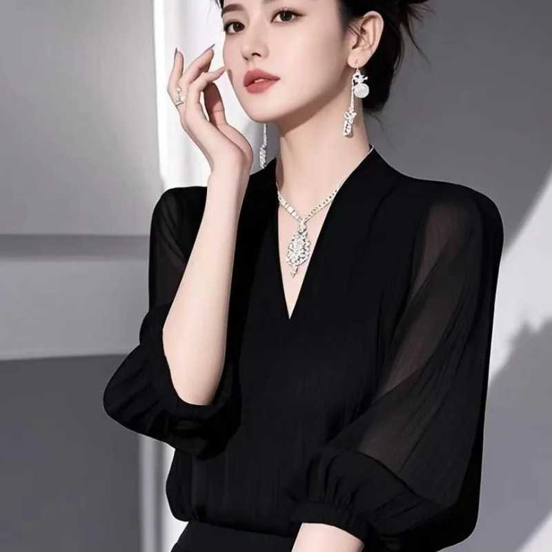 

French V-neck High-end Shirt High Street Style Unique Pullover Versatile Black Thin Short-sleeved Top