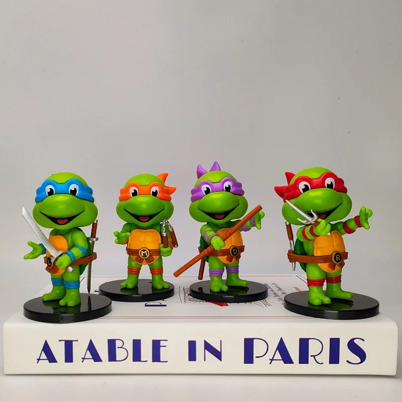 Nuevas figuras de las Tortugas Ninja en versión Q, adorables y perfectas para decorar el salpicadero del coche, el escritorio o como adorno. Muñecos y juguetes, un regalo ideal para los fans de TMNT.