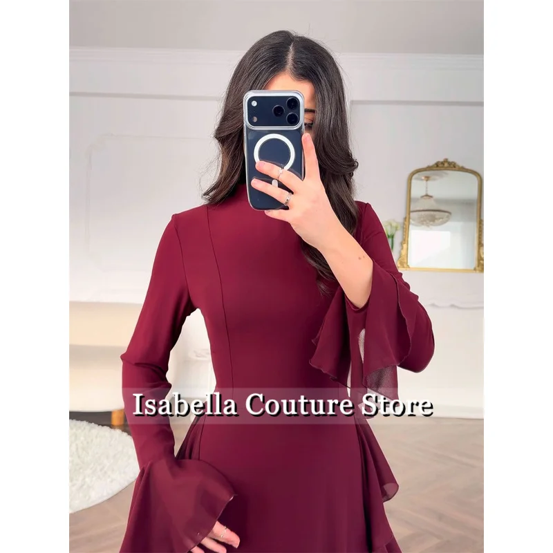 맞춤형 와인 레드. 공식적인 행사를 위한 고급스러운 여성 이브닝 드레스 러플 긴 소매 터틀넥 댄스 파티 드레스