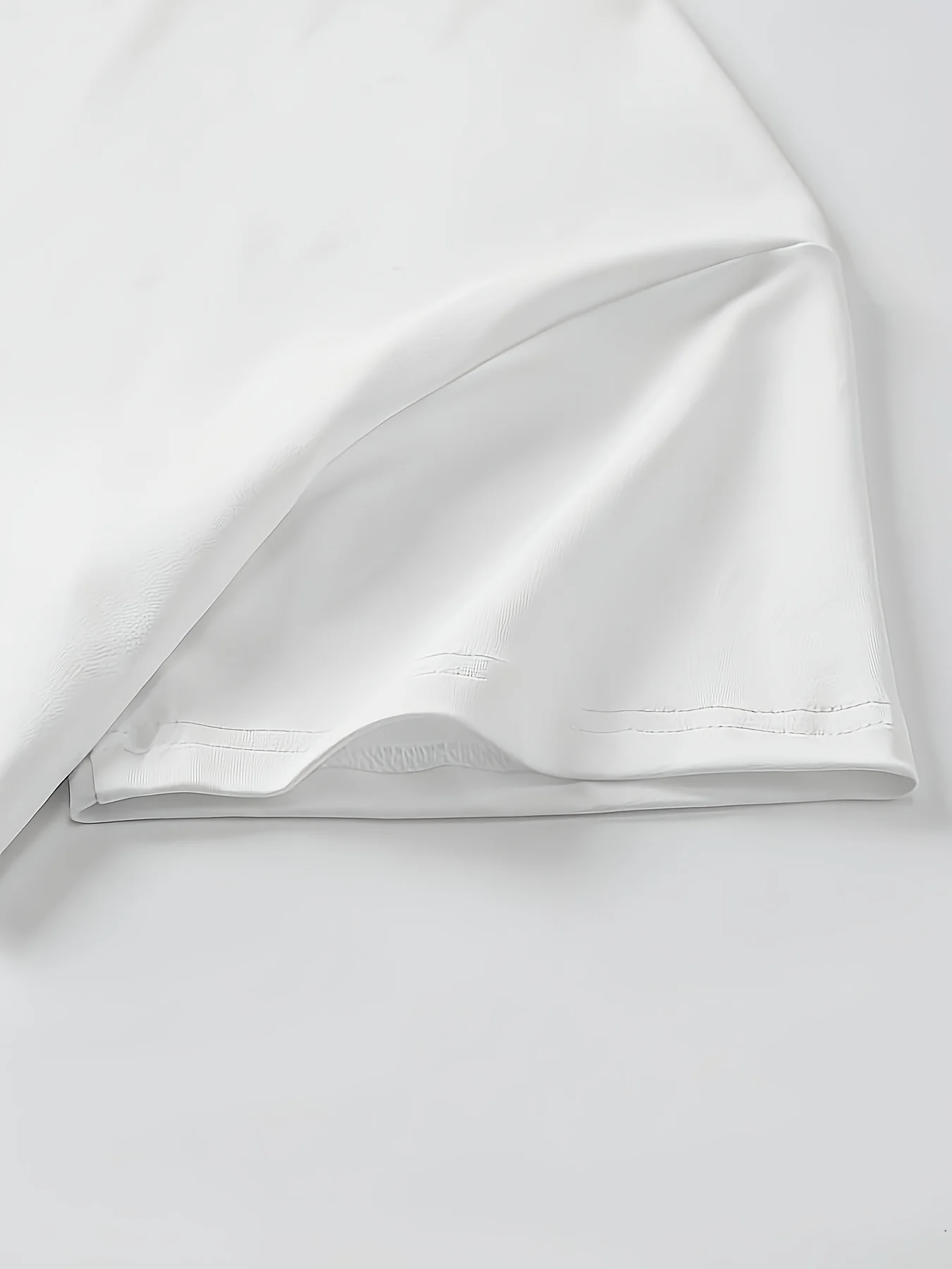 Camiseta elegante de manga corta con cuello asimétrico y estampado de números y letras para primavera y verano para mujer