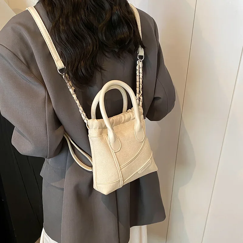 

Женская вместительная сумка класса люкс 2025 года — минималистичная однотонная сумка с усиленными ручками и несколькими отделениями для работы и путешествий.