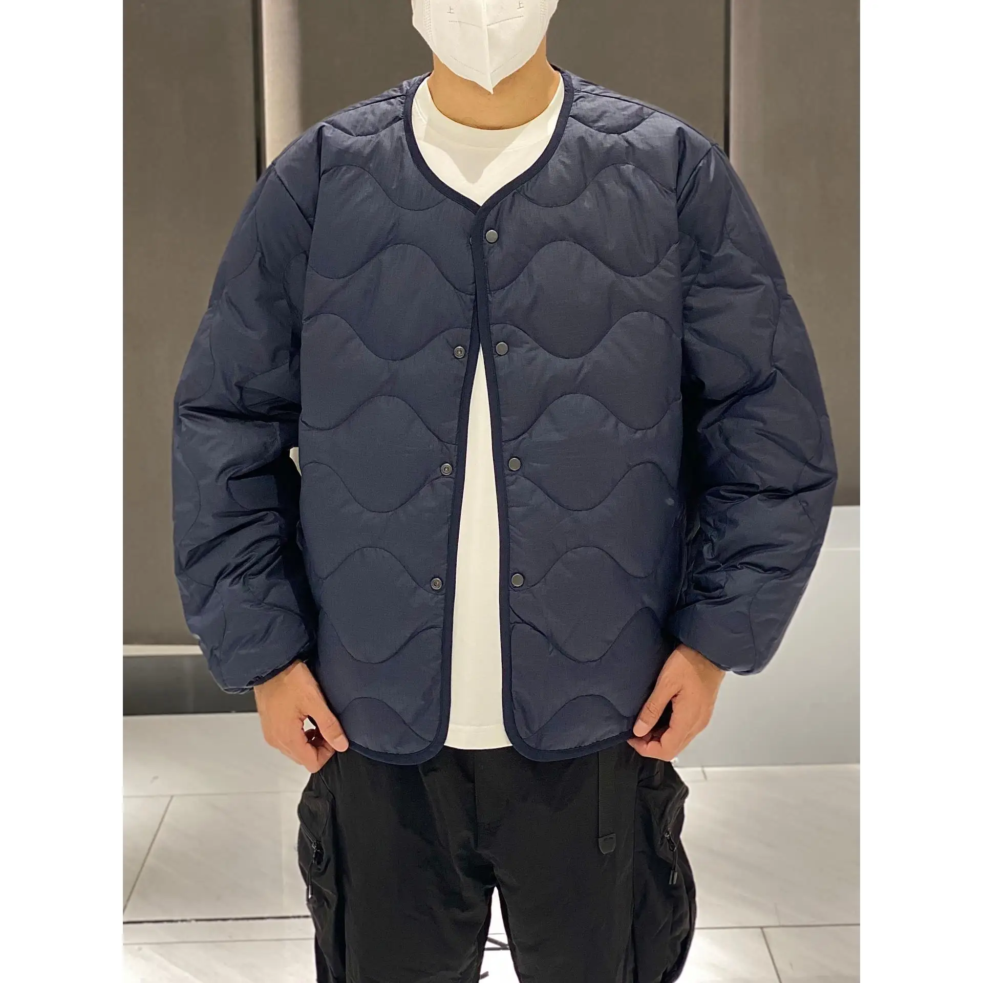 ترتدي سترة بطانة معينية مقاومة للماء على كلا الجانبين نانامي