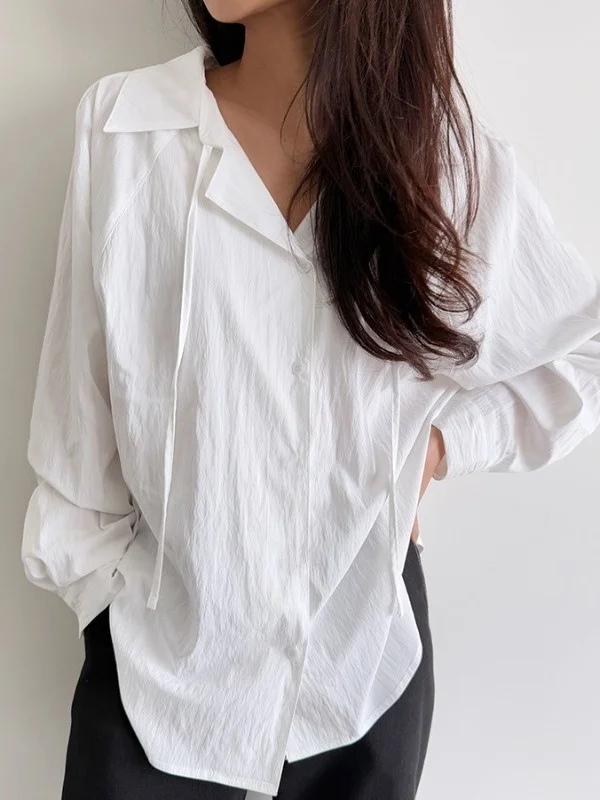 シックな春アンチエイジング長袖ルーズフィット女性のシャツリボンデザインピュアカラー多用途シングルボタンターンダウンカラー