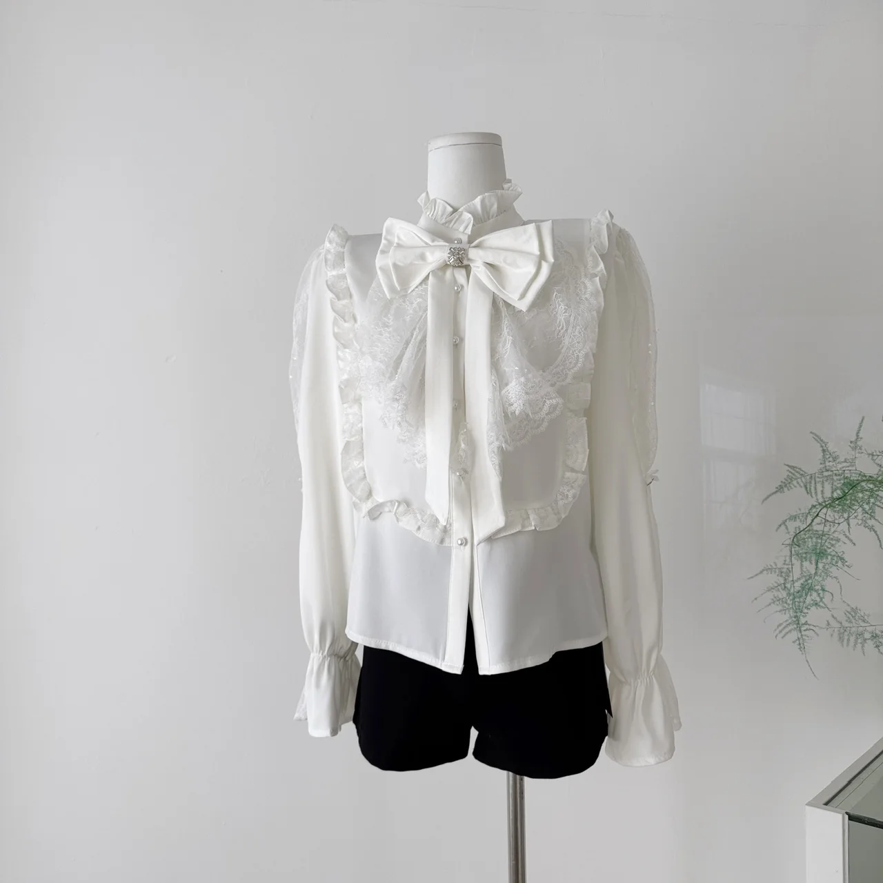 เสื้อยืดสไตล์วินเทจญี่ปุ่นฤดูใบไม้ร่วง ดีไซน์หรูหราแบบกอธิค แต่งโบว์ ลูกไม้ ระบายที่คอ ติดกระดุมแถวเดียว สไตล์ Y2K ฮาราจูกุ