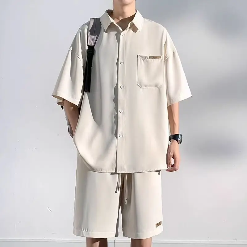 

Летний мужской костюм из ледяного шелка: свободная рубашка с коротким рукавом, отложным воротником и множеством карманов, брюки 5/8 длины, футболка на пуговицах — комплект из двух предметов
