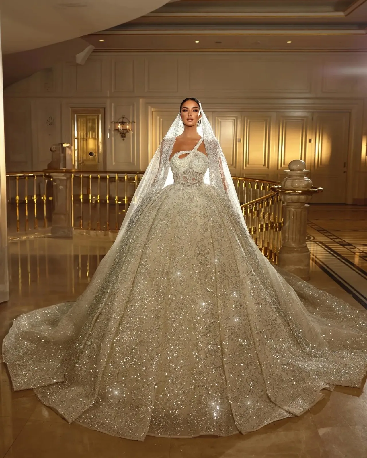 Alonlivn Elegant Sleeveless Bridal Gown Beauty Appliques Lace Backless Wedding Dresses