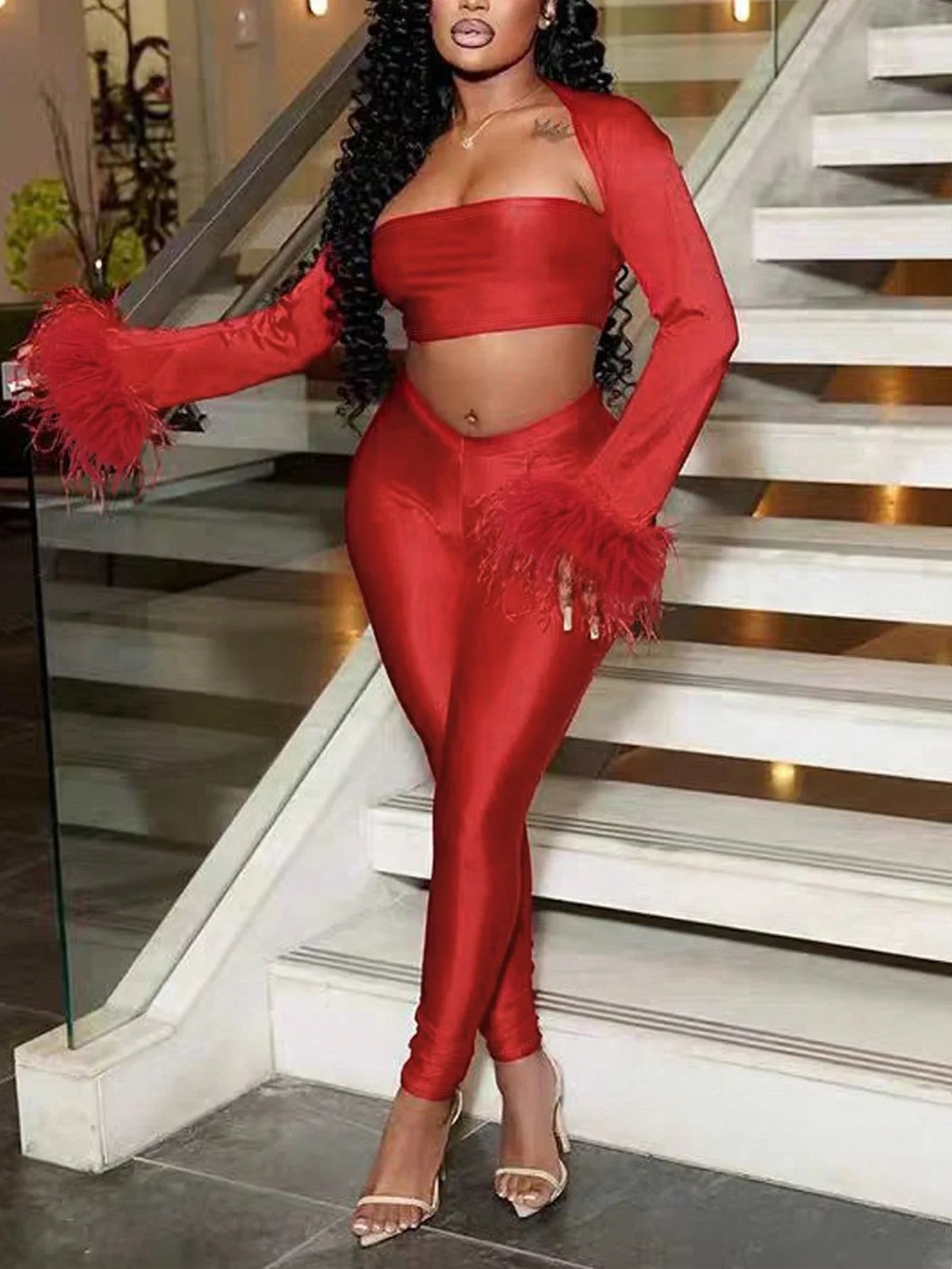 

Женский сексуальный красный комплект из 3 предметов: укороченный топ-бюстье, облегающие брюки с высокой талией, кардиган с длинными рукавами и отделкой из перьев.