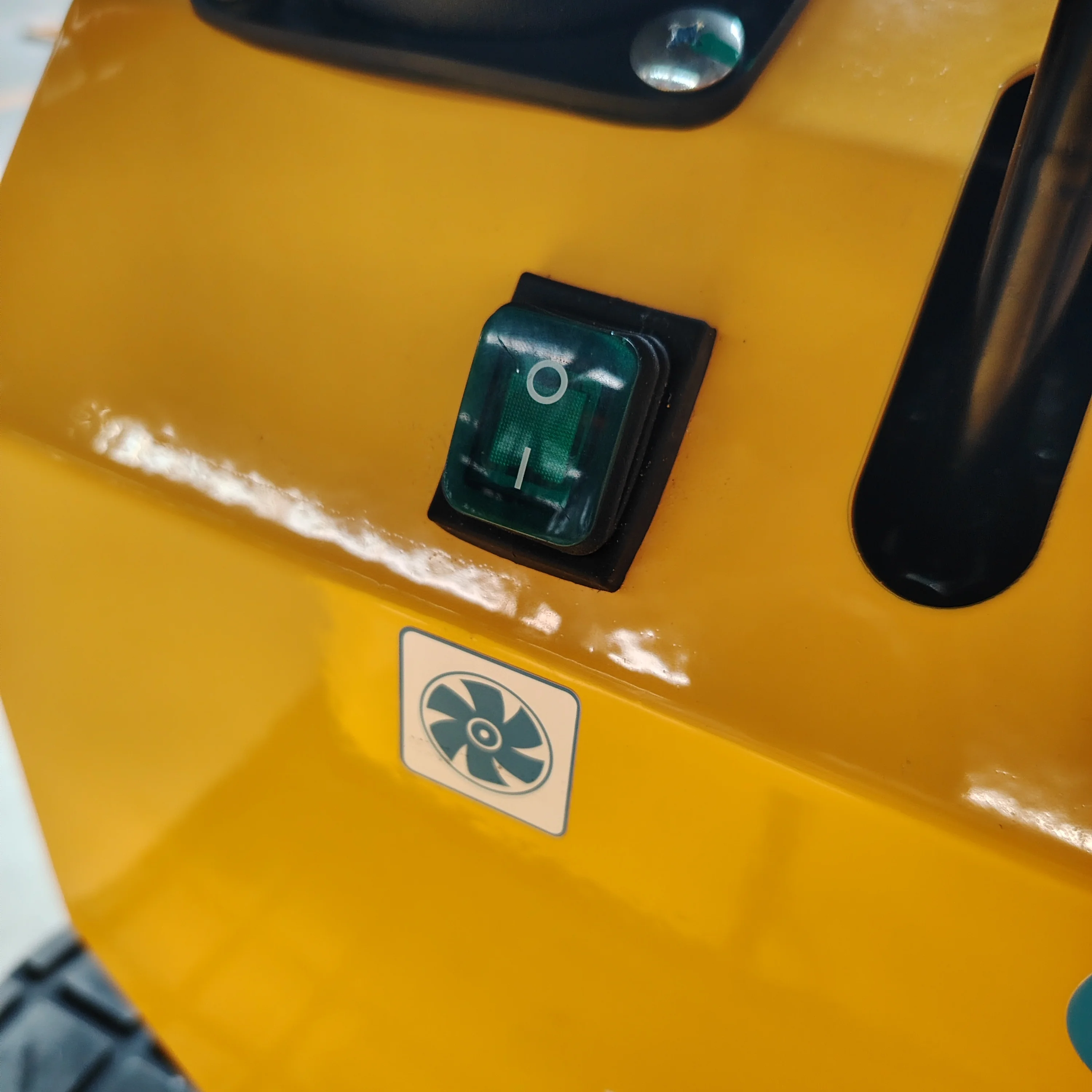 Wysokowydajna, 1-tonowa mini koparka domowa – silnik KOOP/Briggs & Stratton, ciśnienie 19 kPa i wszechstronne zastosowanie