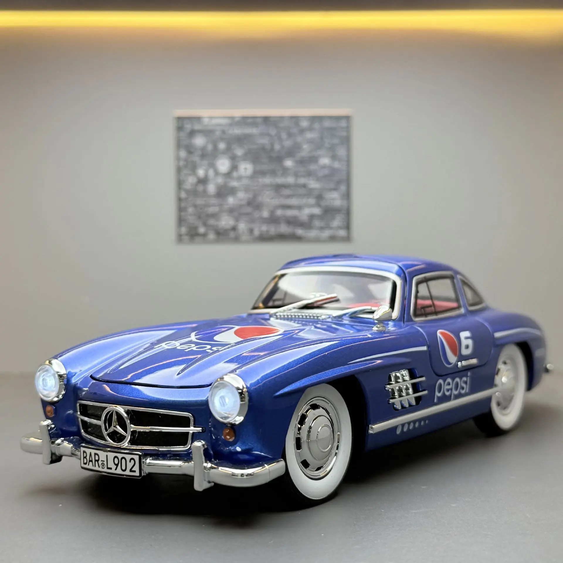

1:24 300SL Sports Car Sound And Light Feedback Toy Model Ornament Alloy Car Model