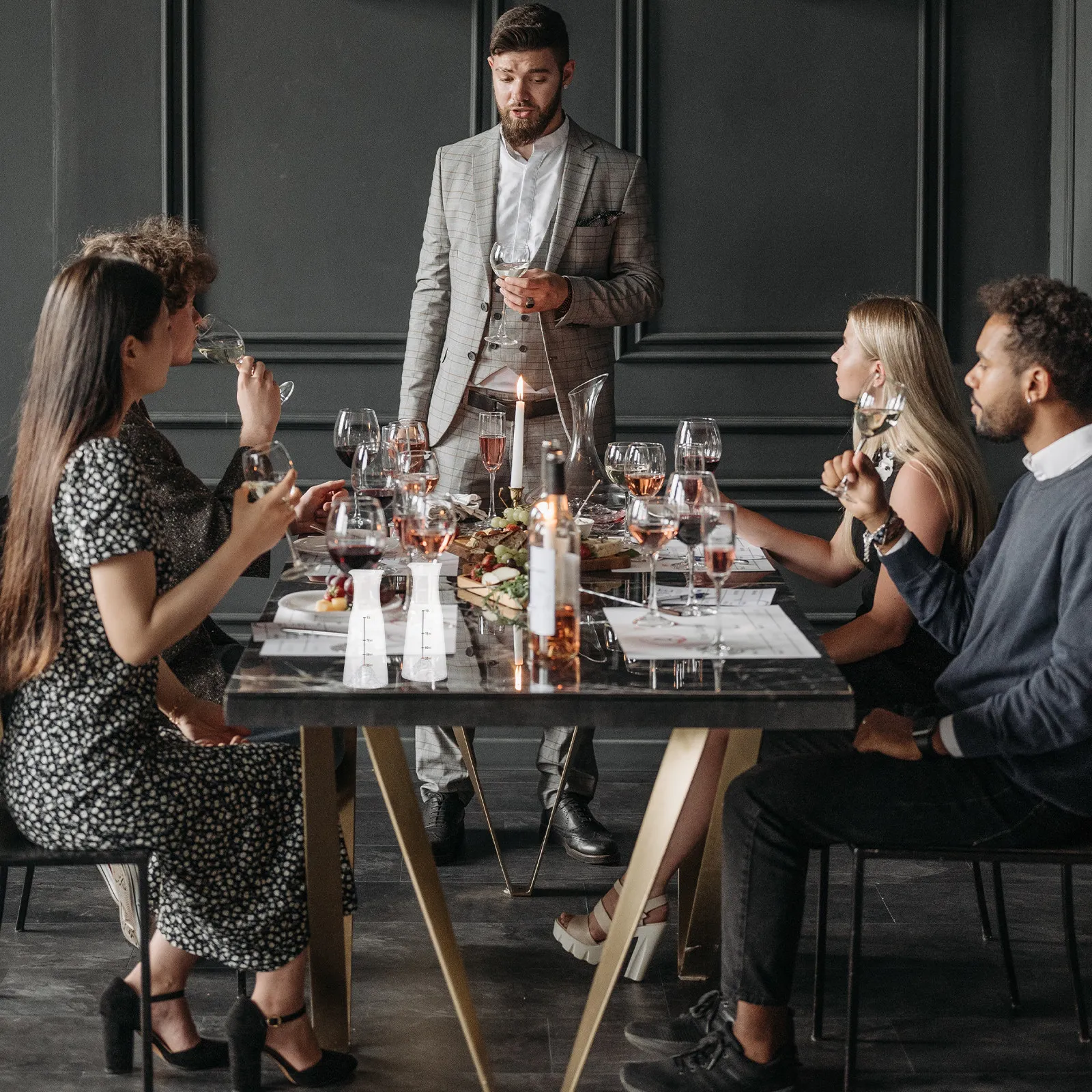 High-Quality Lead-Free Glass Wine Decanter Artistic Minimalist Shape Improves Wine Texture Perfect for Whisky Brandy Liquor