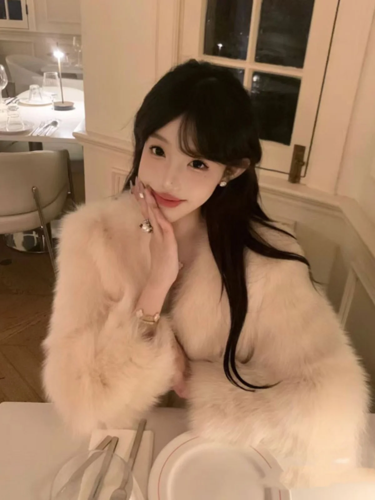 

Young Women's Fashionable Short Fur Coat Integrated Leather And Fur Warmth Pure Color Korean Style V-Neck Thickened Winter Coat