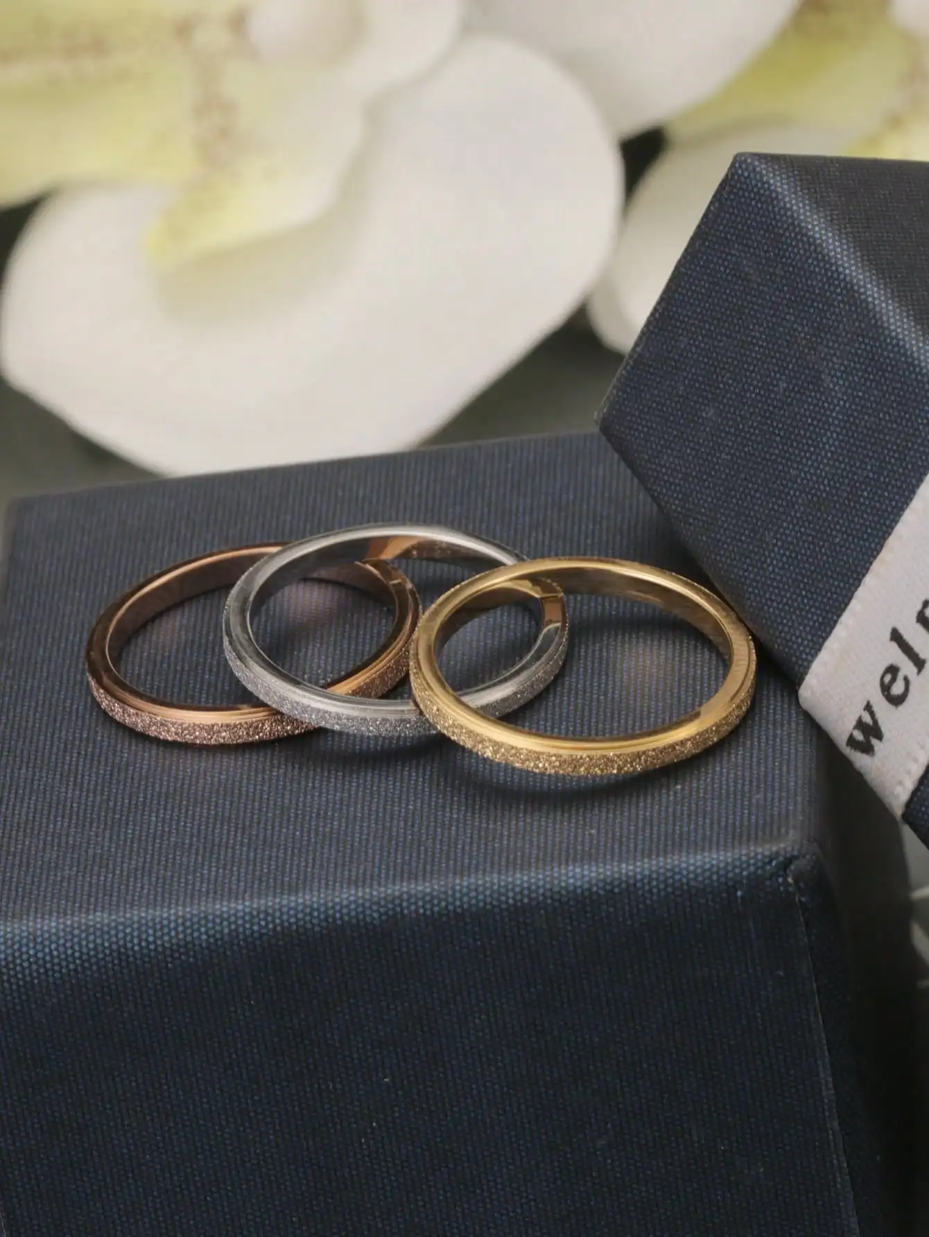 1 Piece of 2mm Wide Fine Matte Stainless Steel Ring with High-End Sandblasted Finish, Couple Rings in 18K Gold Color, Suitable for Men and Women for Daily Wear, Gift-Giving