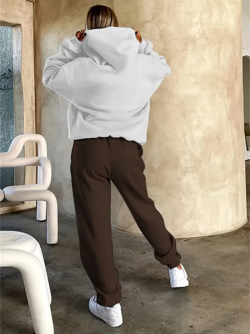 في عام 2024، طقم مكون من قطعتين بنمط مهرجان الفراشة السادة الشهيرة، هوديي نسائي وبنطلون رياضي طويل غير رسمي للنساء