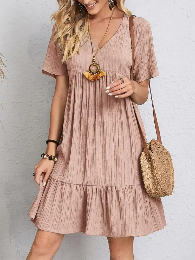Elegantes Damen-Minikleid mit V-Ausschnitt und kurzen Ärmeln, einfarbig, locker geschnitten, mit Rüschensaum, lässiges Boho-Sommerkleid für den Urlaub am Strand. – Detail 7